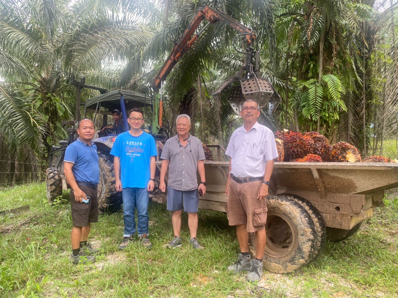 Moh (second left) poses for a group photo together with Malaysia Estate Owners’ Association (MEOA) president Jeffery Ong (second right) and others during a recent visit to an oil palm plantation in Lundu