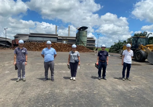 From left: Moh, Niah Palm Oil Mill general manager Jeffrey Tiong Ik Peng, and Curtin Malaysia lecturers Dr Lim Chye Ing, Dr Law Ming Chiat and Dr Yam Ke San pose for a group photo during a visit to a palm oil mill at Niah, Miri on March 4, 2022.