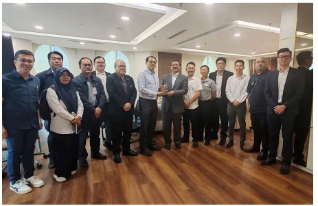 Kiu presenting a souvenir to Dr Hazland (seventh right) during a meeting on Sept 24, 2024